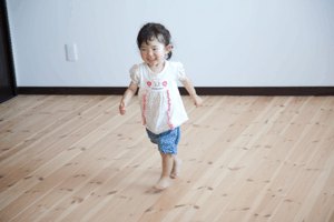 笑顔で走る子供